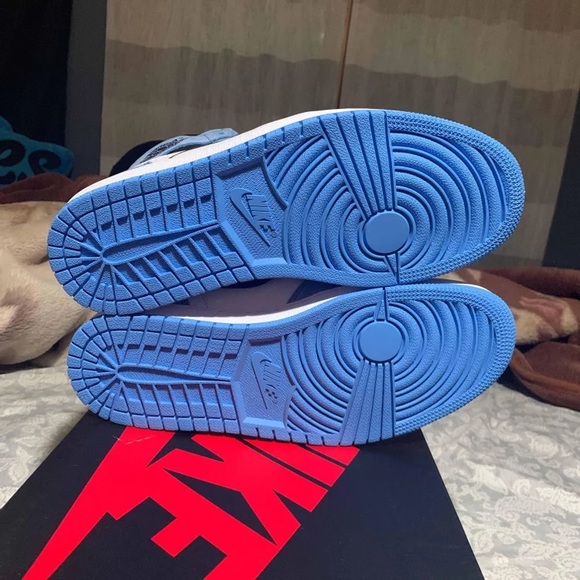 Air Jordan 1 Retro High OG ‘University Blue’ - Picture 4 of 4